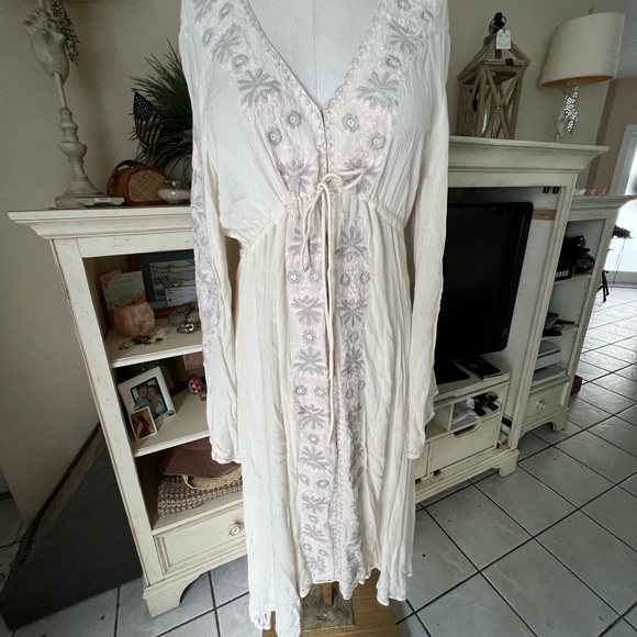 Free People Dresses & Skirts - Free people Boho Hippie bell sleeve embroidered hi-lo Ivory Dress xs